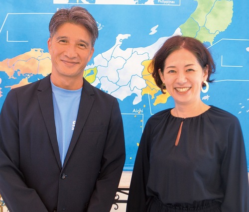 本紙のインタビューに答えた東横イン・黒田社長(右)と茅ヶ崎エフエム・中西社長＝９月20日、東横ＩＮＮ茅ヶ崎市役所