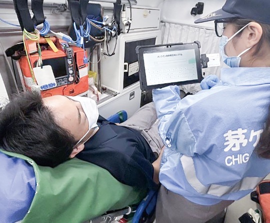 マイナ保険証を使った訓練＝市消防提供