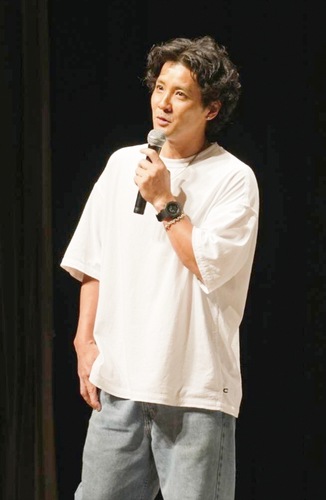 約３００人の観客を前に講演する内野選手＝提供