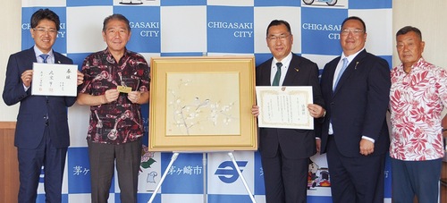 感謝状を手にする加瀨会長（右から３番目）と佐藤市長（左から２番目）