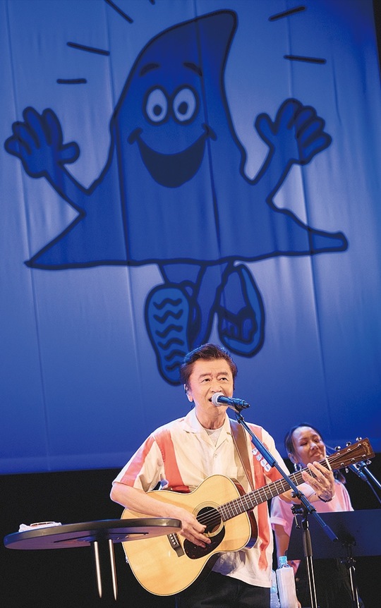 ラジオ番組の公開収録で地元茅ヶ崎に帰郷した桑田佳祐さん＝５日、茅ヶ崎市民文化会館