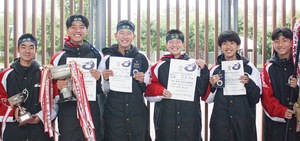 男子優勝の松浪Ａのメンバー＝提供