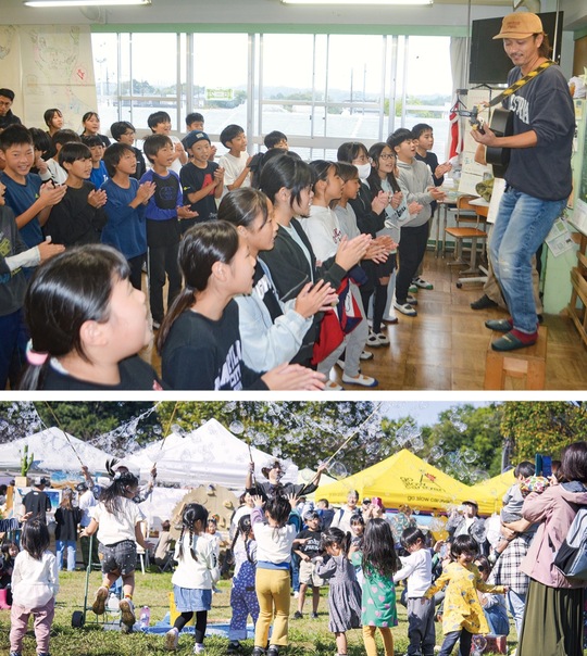 (上)Ｃａｒａｖａｎさんと小出小６年生で行った歌のレッスン(下)昨年の同イベント