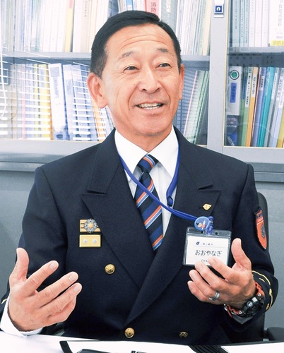 取材に応じる大柳消防長