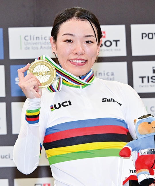 金メダルを手にする佐藤選手＝提供：公益財団法人JKA