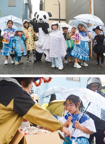 雨の中、ハロウィーン気分を堪能した子どもたち