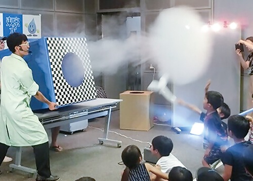 らんま先生の空気砲実験＝市提供