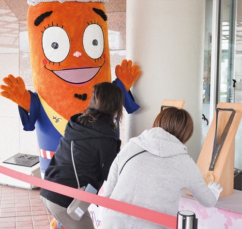 実際のメダルの重さに驚く参加者