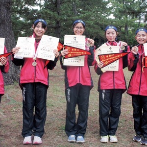 優勝を決め笑顔を見せる松浪中の選手たち＝提供