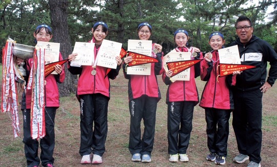 優勝を決め笑顔を見せる松浪中の選手たち＝提供