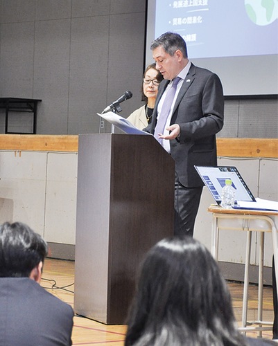 全校生徒の前でキプロスについて説明する大使