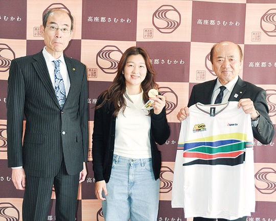 優勝報告した畠山選手（中央）