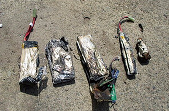 処理中に発火したリチウムイオン電池＝提供