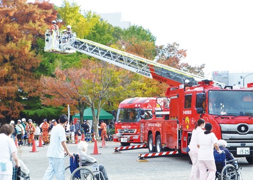 長蛇の列ができたはしご車搭乗体験