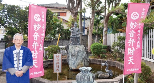 妙音弁財天像（中央）と三津木さん（左）