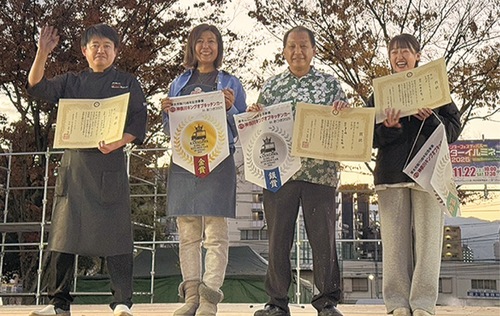 表彰式での横山社長（右から２番目）＝提供