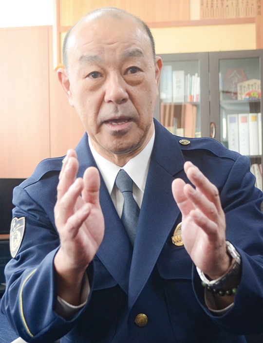インタビューに答える鈴木健二署長