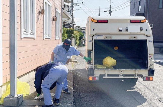 戸別収集の様子＝提供