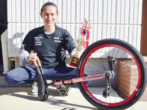 優勝トロフィーを手に笑顔を見せる内田さん