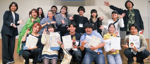 茅ヶ崎ＦＭアンバサダーコンテストで大賞に輝いた中谷さん(前列左から３番目)