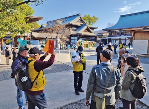 寒川神社境内ガイドの様子＝提供