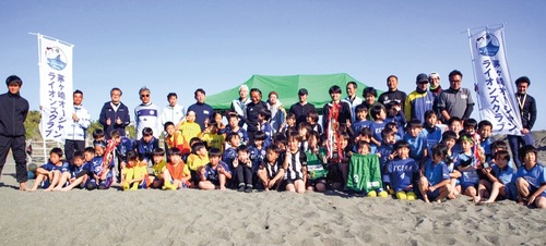 大会に参加した選手や同クラブのメンバーら