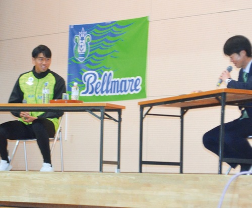質問に答える本多選手