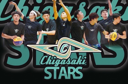 チームロゴと選手たち＝提供