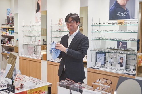 ｢メガネ、補聴器のこと気軽に相談を｣と麻生店長