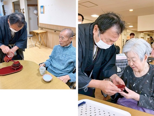 おとそを振舞う古知屋施設長と受け取る入居者＝特別養護老人ホーム・ハピネス茅ヶ崎