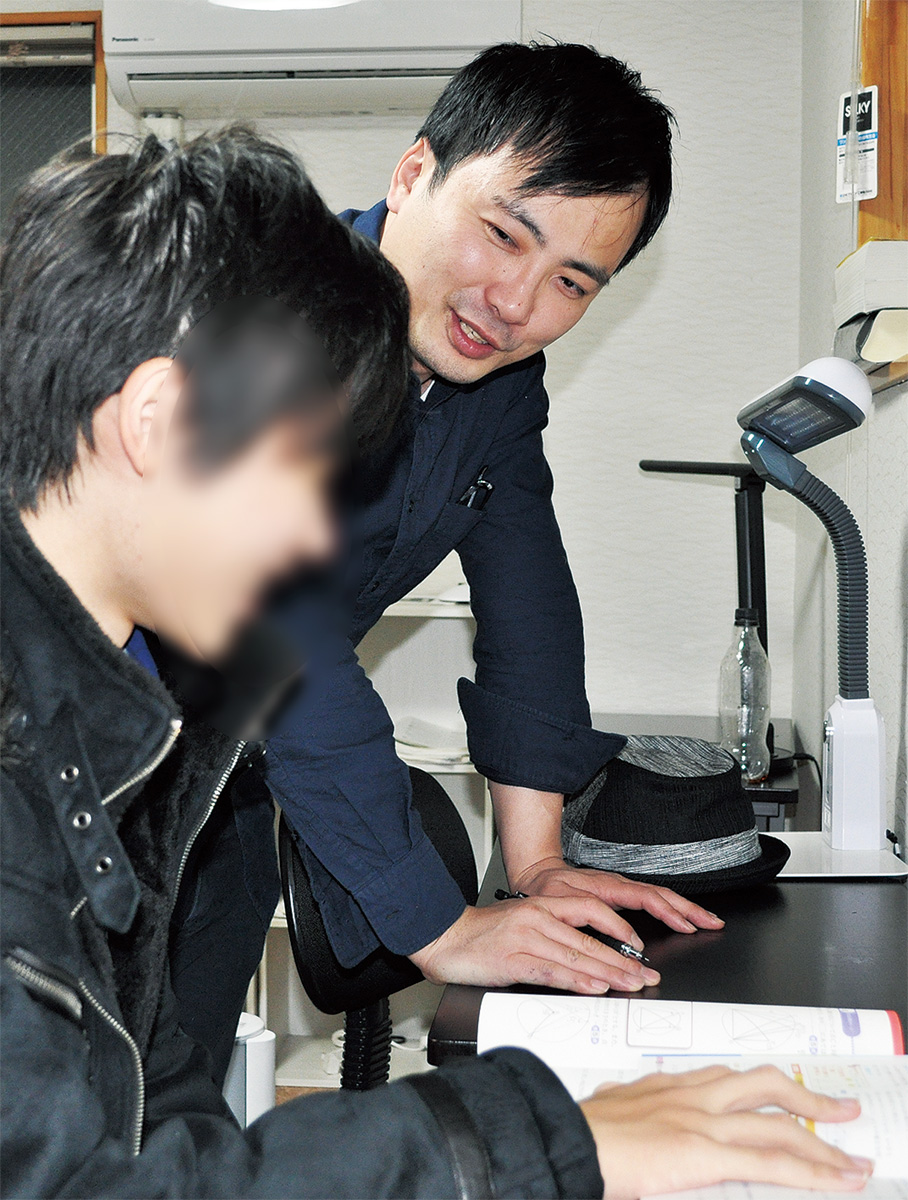 数学のマンツーマン指導を行う安村さん（奥）