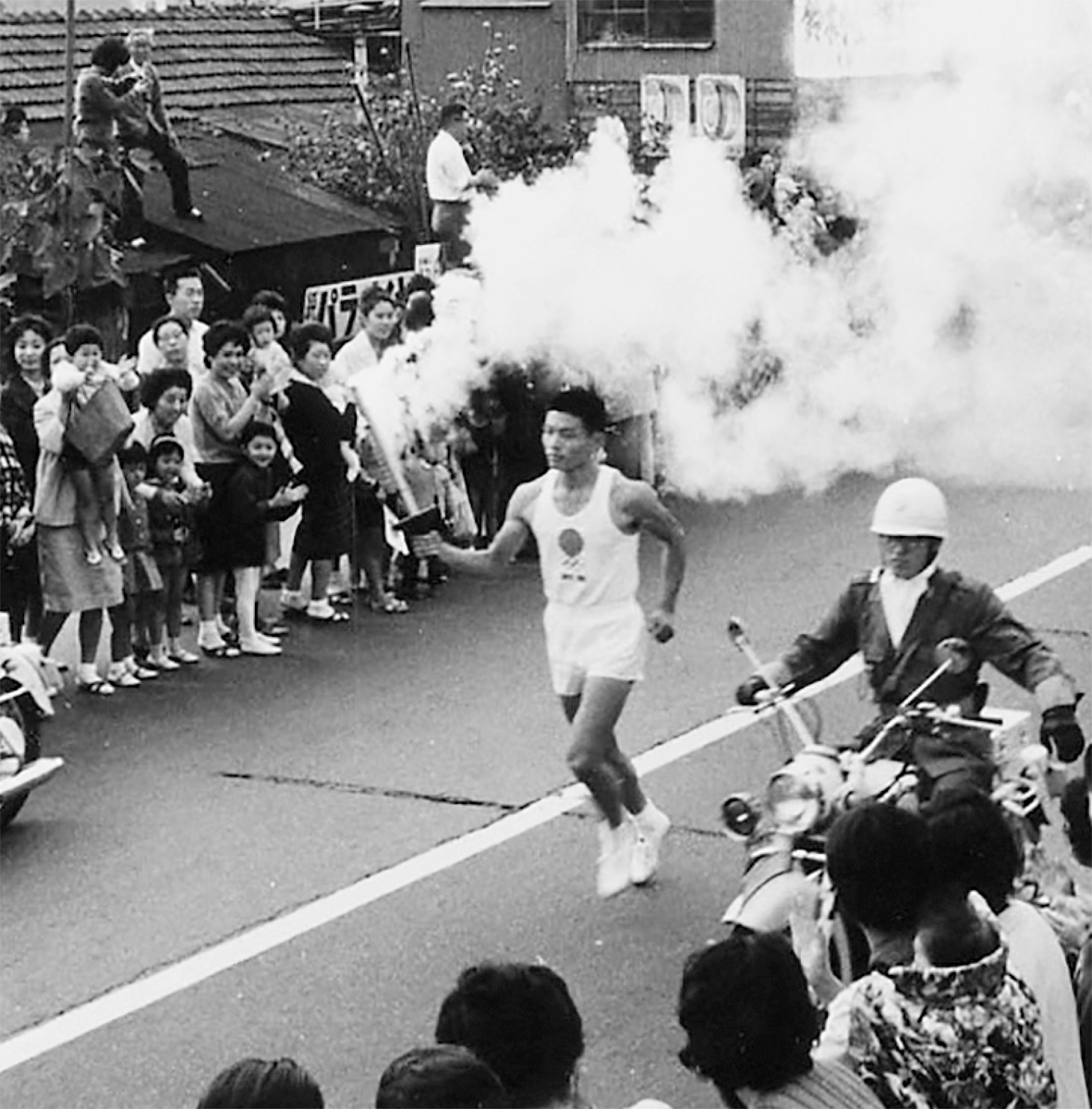 1964年に茅ヶ崎を走る聖火ランナー（提供/茅ヶ崎市、個人所蔵）