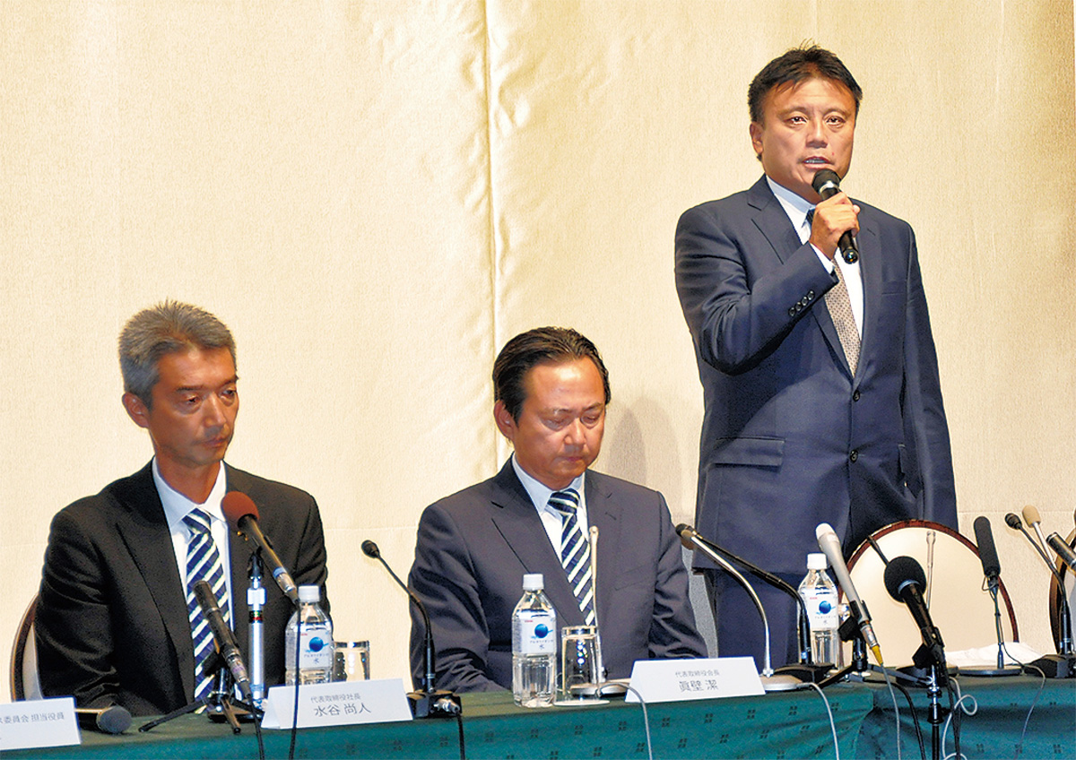 パワハラ行為について謝罪する曺監督（右）、会見に出席した水谷社長（左）、眞壁会長＝10月４日の会見