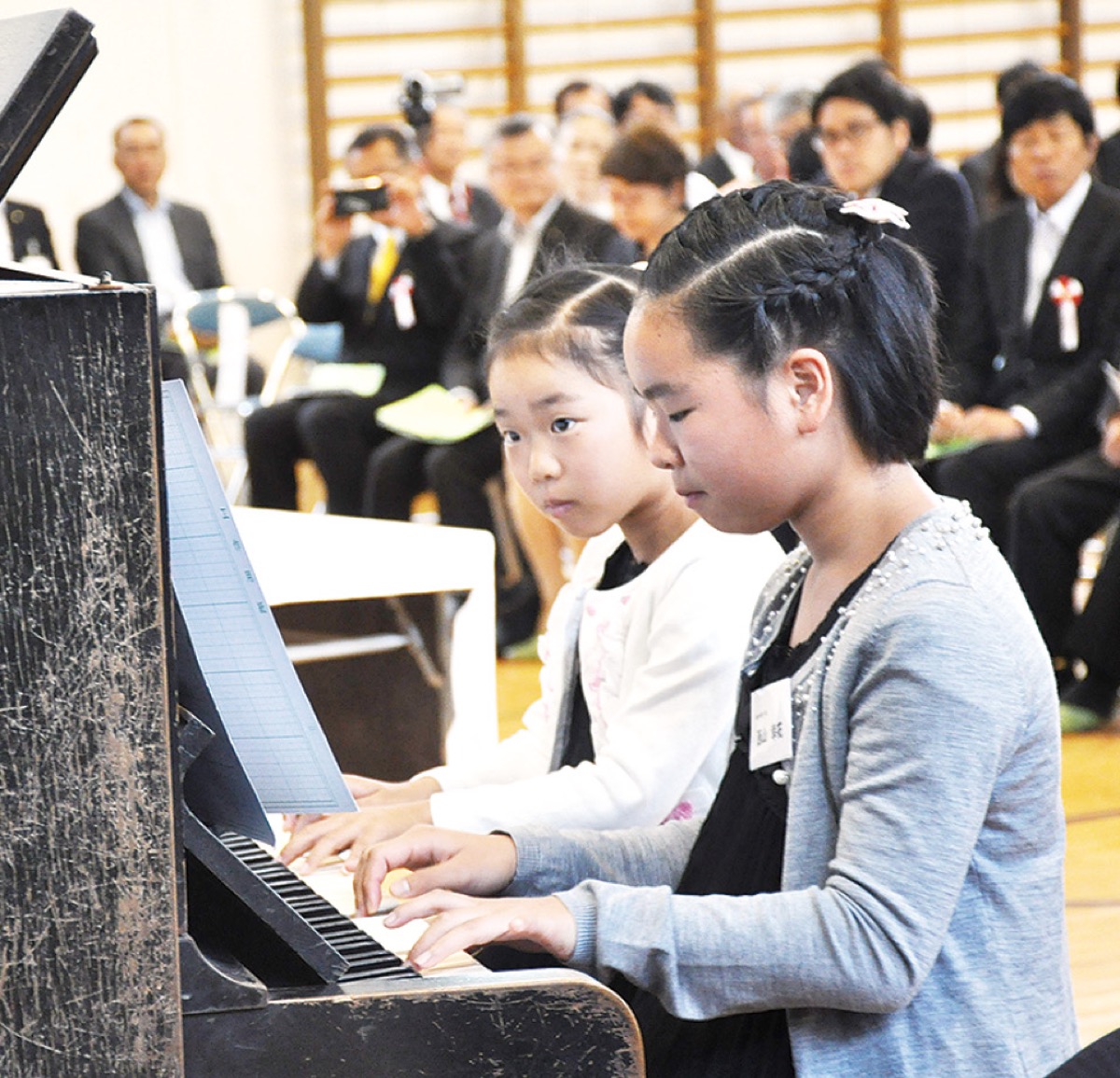 お披露目会で小出小児童たちが演奏