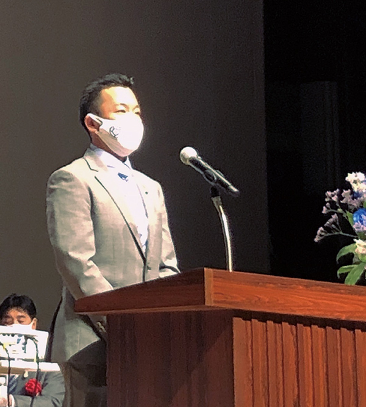 あいさつする矢野会長