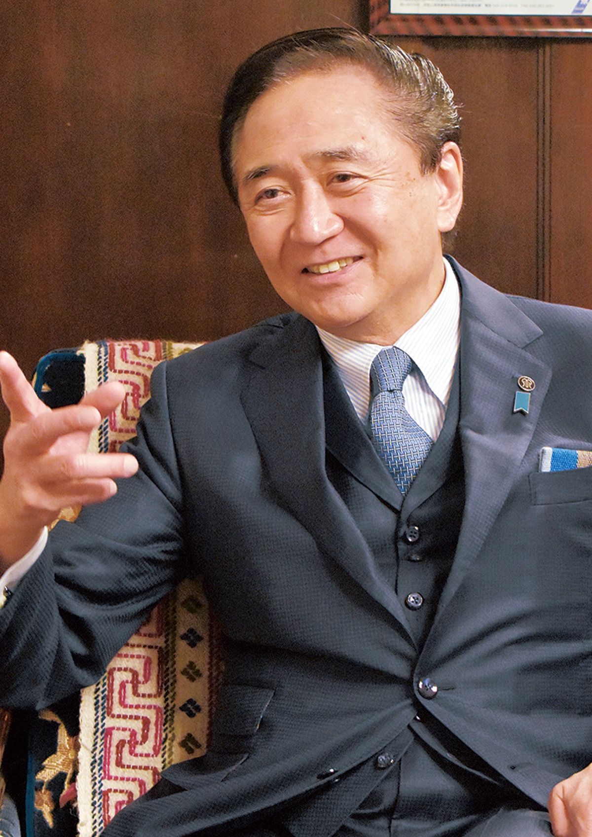 インタビューに答える黒岩祐治知事