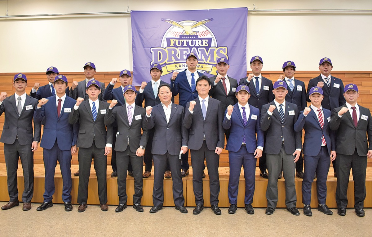 川村監督（前列右から5人目）、藤本伸也代表（同6人目）と新入団選手＝昨年12月（©Kanagawa Future Dreams）