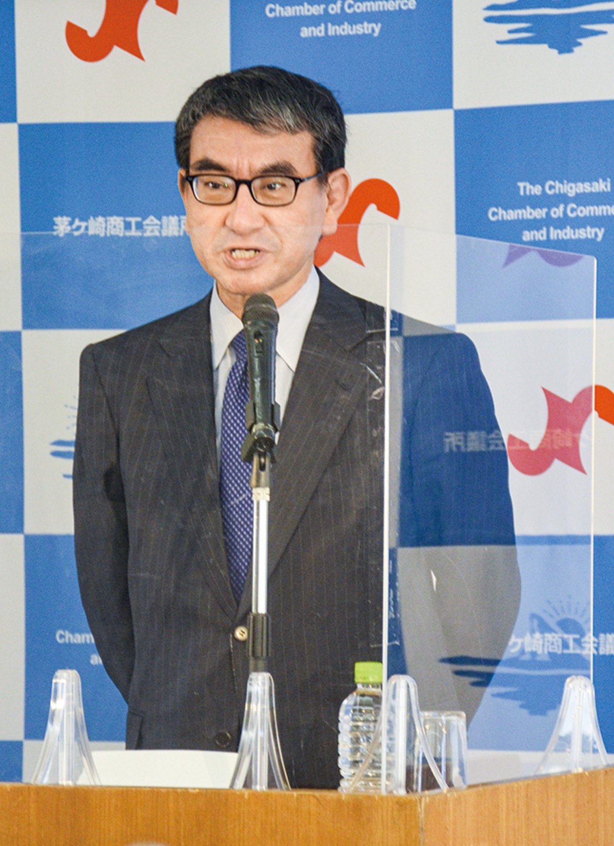 講演を行う河野氏