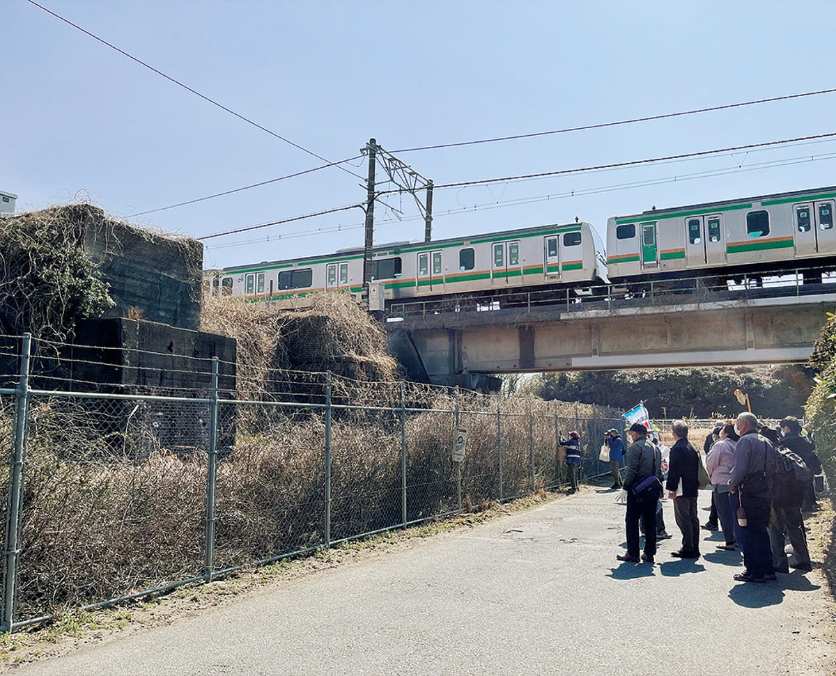 馬入川橋梁跡を見学する参加者たち