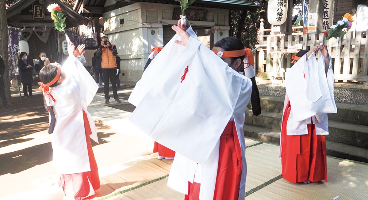 披露される巫女舞＝同神社提供