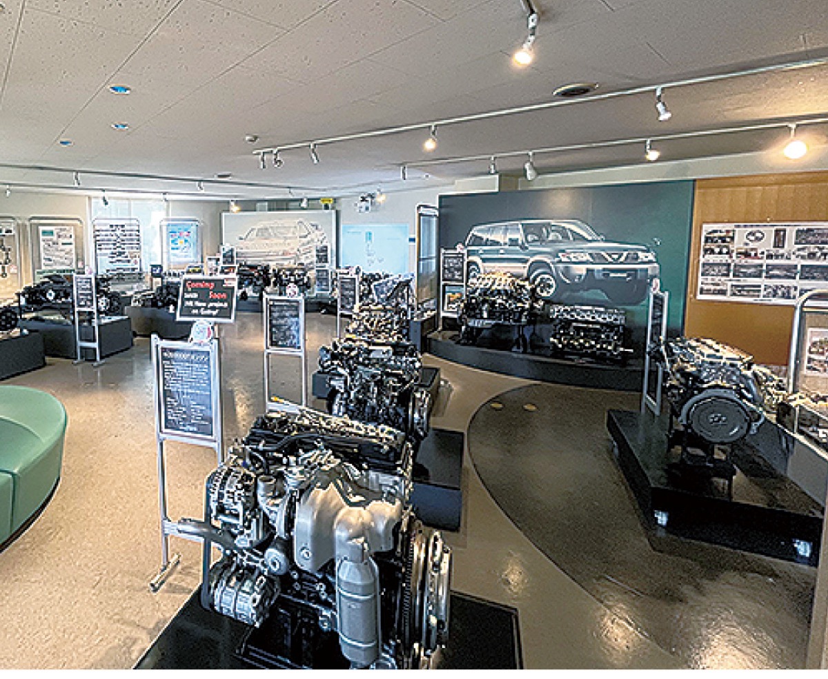 14基のエンジンを展示