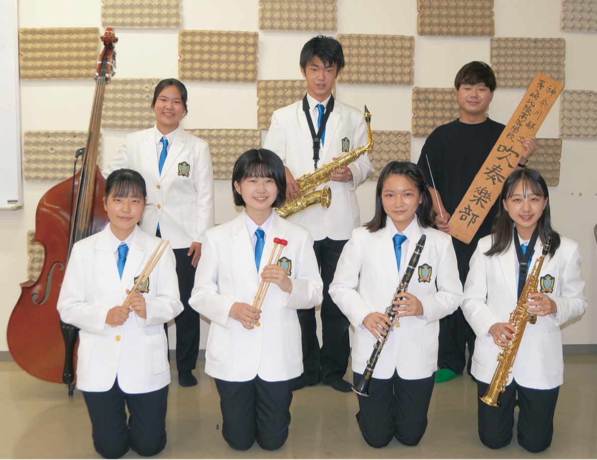 新調したブレザーを着た部員たちと弓桁教諭（後列右）