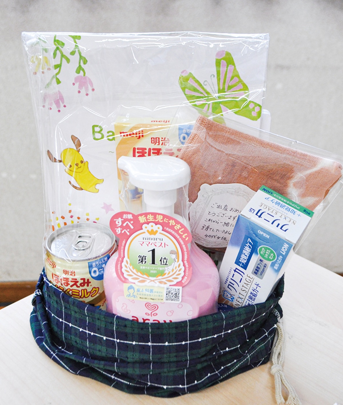 巾着袋に入れて贈られるウェルカムベビープロジェクトの出産祝い品