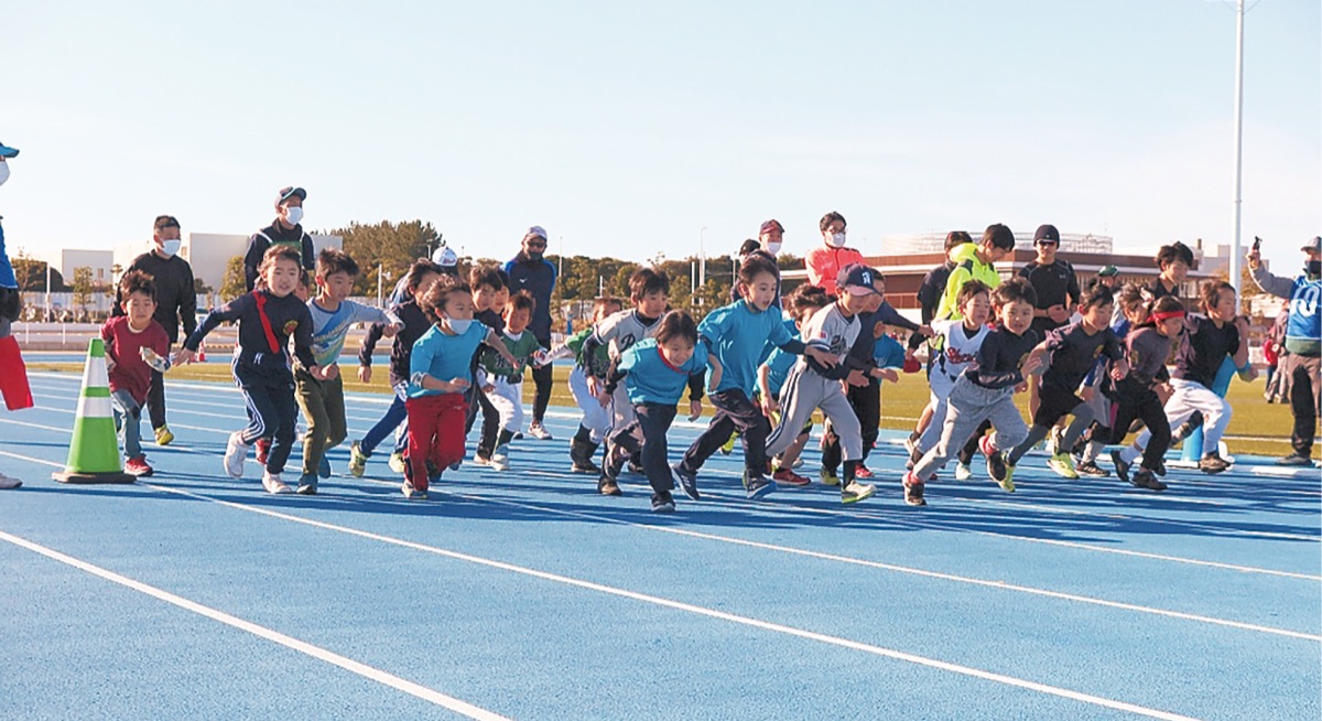 マラソンのスタートを切る小学生たち