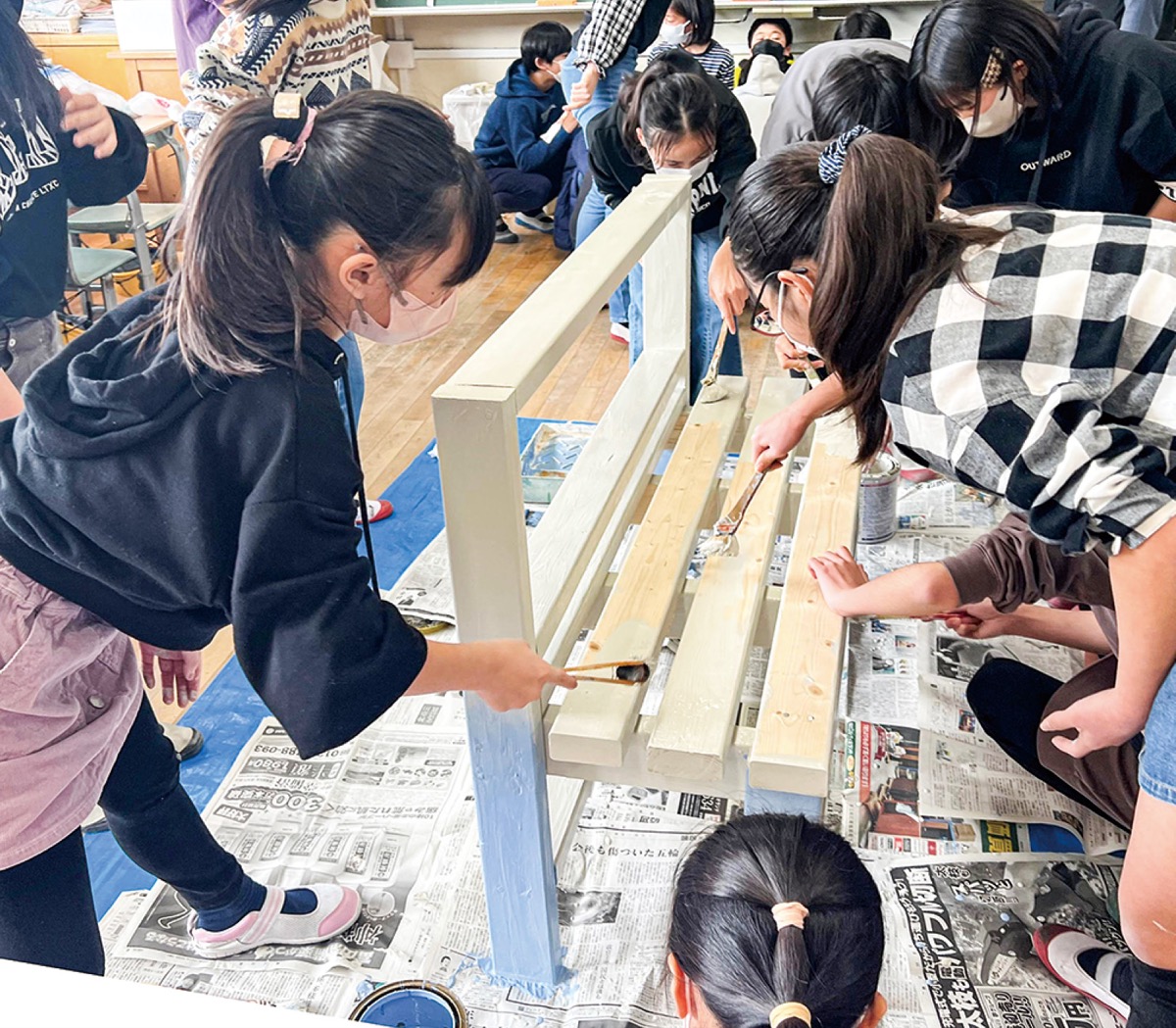 ペイントする児童ら