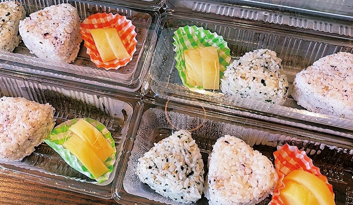 スタッフによって、ゆかりとワカメのおにぎりに