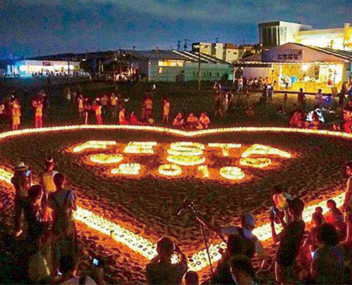 幻想的な雰囲気を醸し出す浜辺のキャンドルトワイライトの過去の様子＝実行委員会提供写真