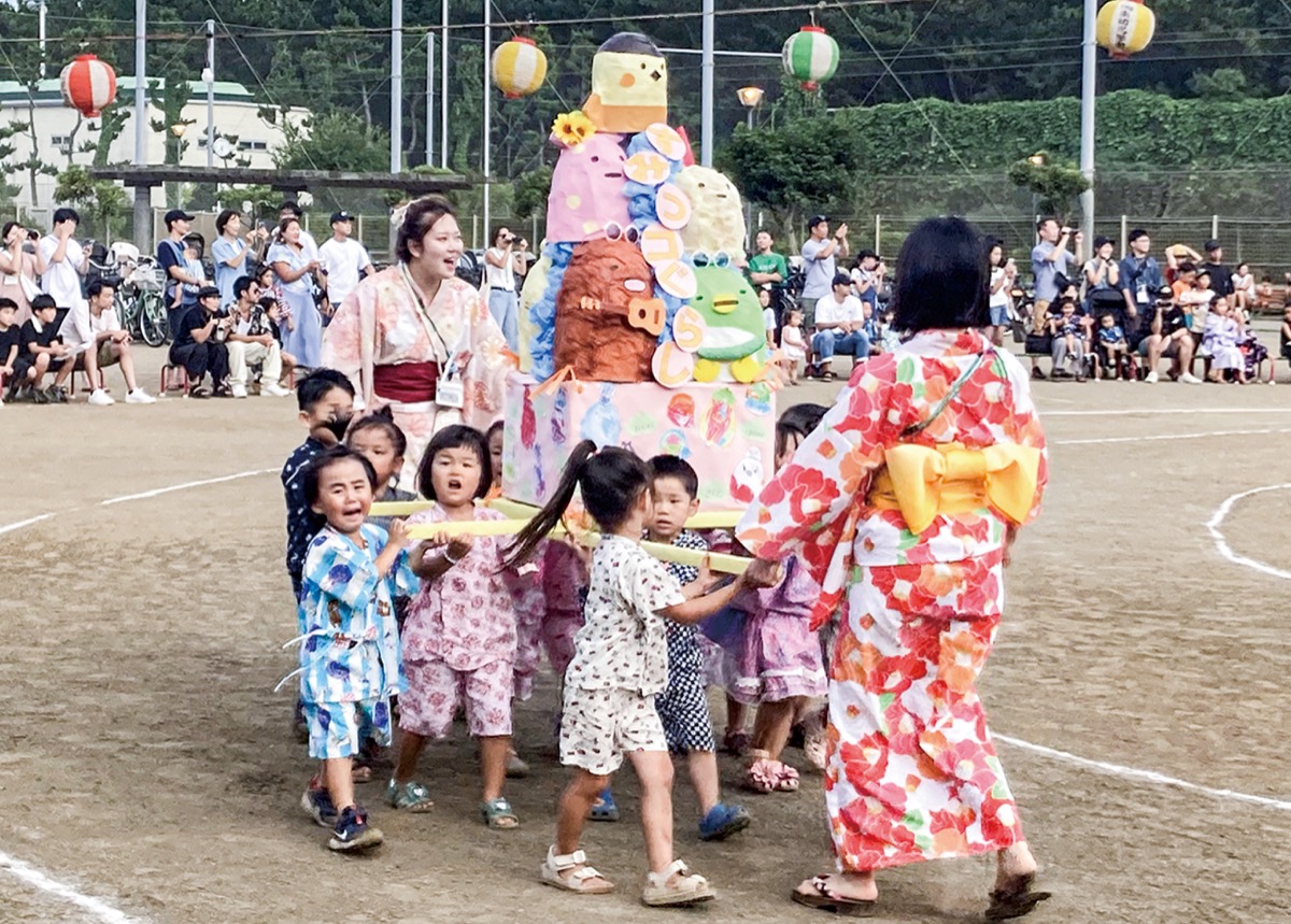 御輿に踊り、元気に披露
