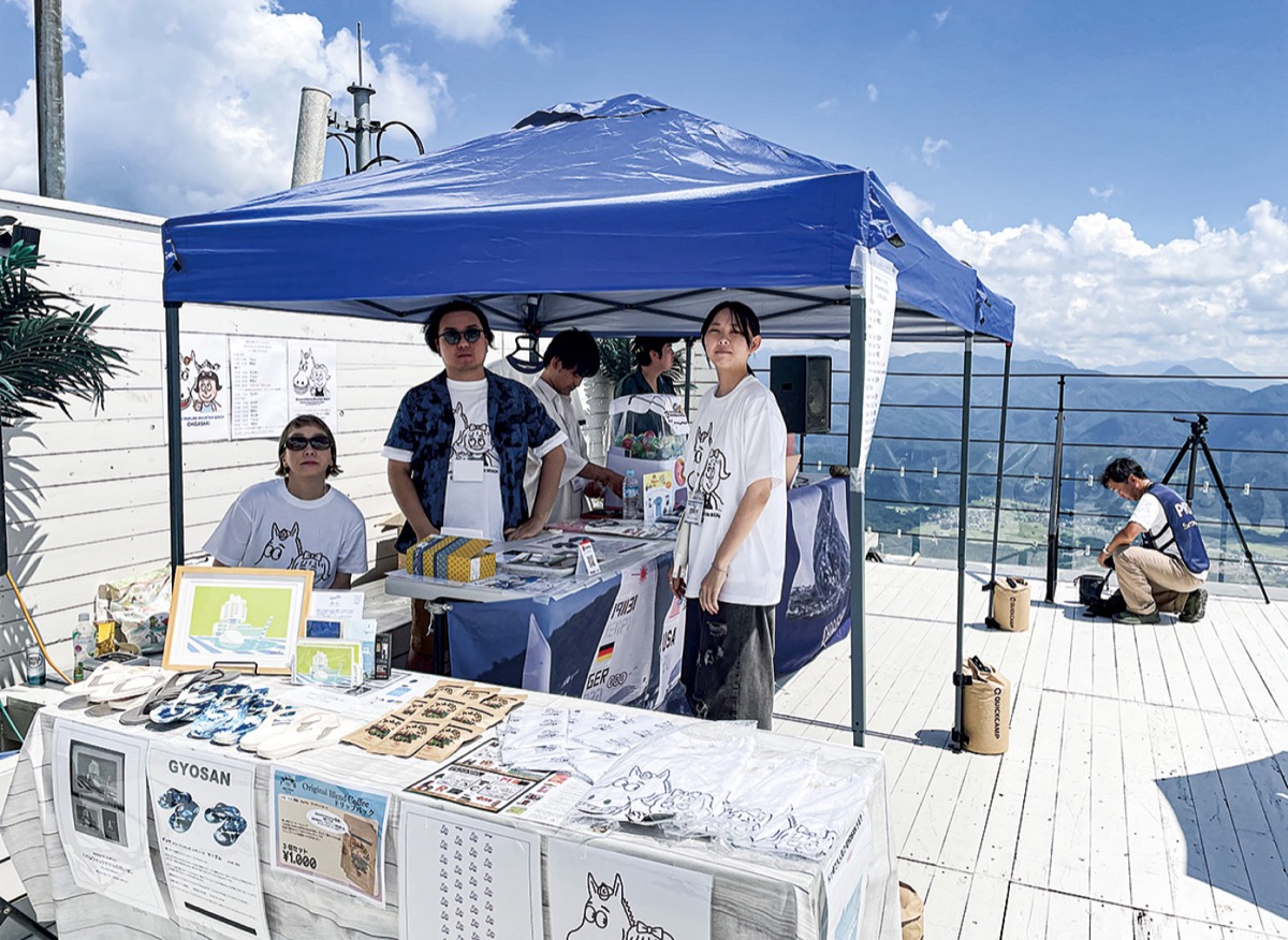 茅ヶ崎グッズなどの販売ブース=林さん提供