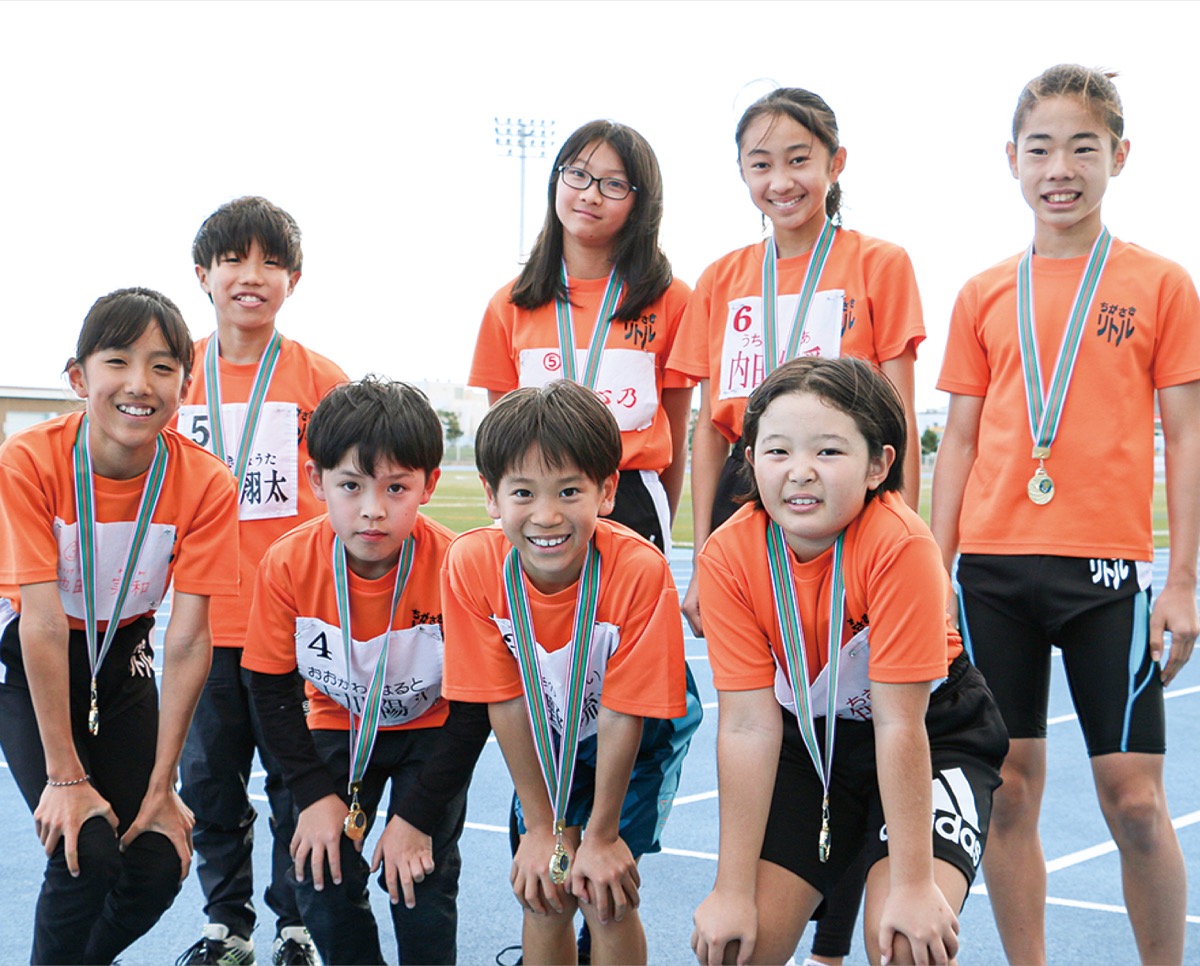 各学年男女の優勝者。右上が松本さん、その左が内田さん